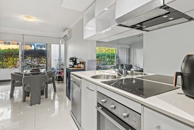 /international/au/102-33-37-madang-crescent-runaway-bay-qld-150890792/