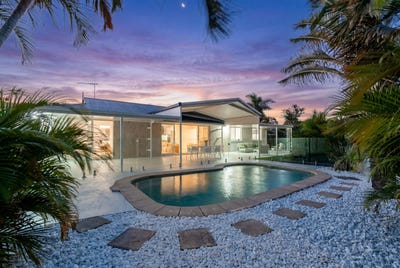 /international/au/4-spray-court-beachmere-qld-151241208/