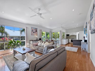 /international/au/9-pandanus-dr-horseshoe-bay-qld-148908216/