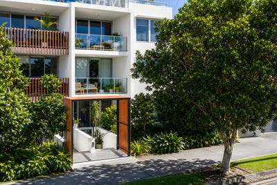 /international/au/4109-1-7-waterford-court-bundall-qld-151530188/