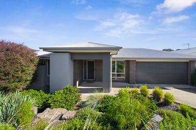 /international/au/8-stringybark-street-mansfield-vic-151322824/
