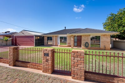 /international/au/7-meldrum-avenue-kalgoorlie-wa-151402600/