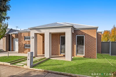 /international/au/12-city-vista-court-fraser-rise-vic-151451580/