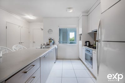 /international/au/535-66-sickle-avenue-hope-island-qld-148622416/