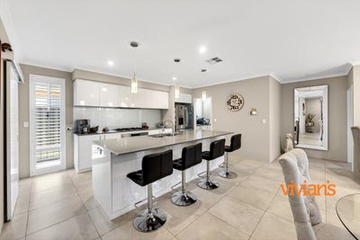 /international/au/16-freeman-view-bushmead-wa-150786468/