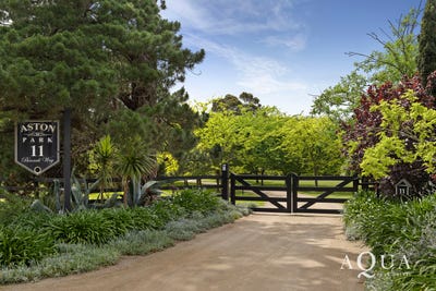 /international/au/11-binnak-way-moorooduc-vic-152654076/