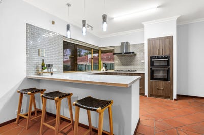 /international/au/8-heatherlea-parkway-leeming-wa-152312652/