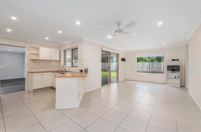 /international/au/41-kingarry-circuit-merrimac-qld-151244080/