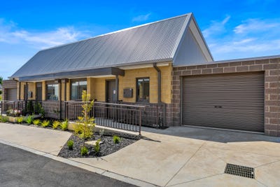 /international/au/unit-28-33-176-station-road-new-gisborne-vic-151070284/