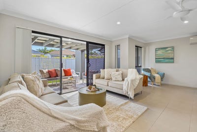 /international/au/2-18-starkey-street-pacific-pines-qld-152612564/