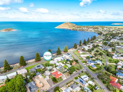 /international/au/18-petrel-ave-encounter-bay-sa-150939220/