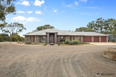 /international/au/1-grey-box-drive-strathtulloh-vic-151597108/