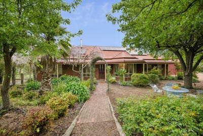 /international/au/1028-mcivor-highway-junortoun-vic-152565840/