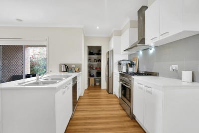 /international/au/28-miniata-way-manor-lakes-vic-151383072/
