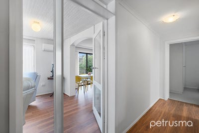/international/au/1-620-sandy-bay-road-sandy-bay-tas-151630596/