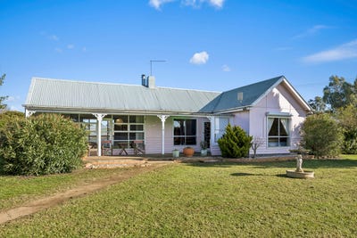 /international/au/13-robertson-street-derrinallum-vic-151483576/