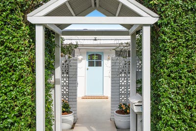 /international/au/15-barrinia-street-manly-qld-148249220/
