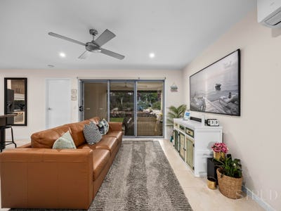 /international/au/12-belinda-court-brookwater-qld-151935820/