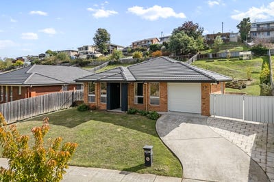 /international/au/93-parklands-parade-newnham-tas-150924440/