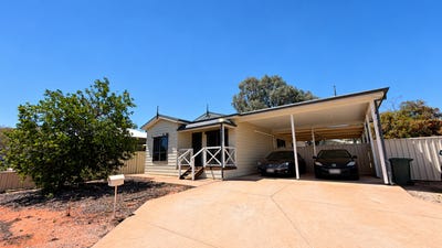/international/au/27-callitris-circuit-roxby-downs-sa-152676068/
