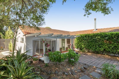 /international/au/98-ramsay-street-centenary-heights-qld-151110516/
