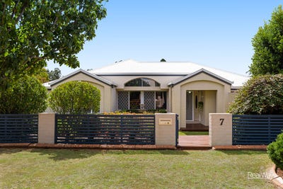 /international/au/7-pigott-drive-rangeville-qld-151382608/