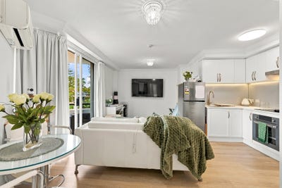 /international/au/216-9-21-beach-parade-surfers-paradise-qld-152660892/