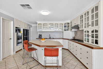 /international/au/5-barton-drive-australind-wa-151124528/