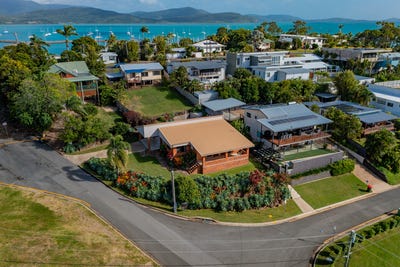 /international/au/12-hillcrest-avenue-airlie-beach-qld-151215532/