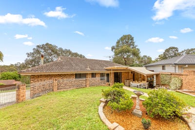 /international/au/13-hobart-place-illawong-nsw-152649936/