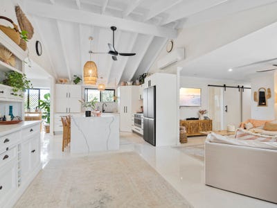 /international/au/2-larentia-street-currumbin-waters-qld-152346312/