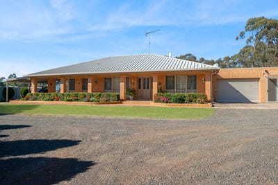 /international/au/97-mccarthy-drive-heathcote-vic-151041220/