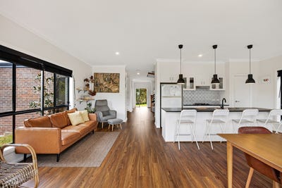 /international/au/37-emma-parade-winmalee-nsw-152192236/