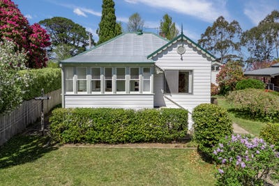 /international/au/17-staveley-parade-blackheath-nsw-152534204/