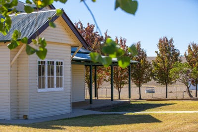 /international/au/-abermala-homestead-enmore-road-uralla-nsw-700404520/