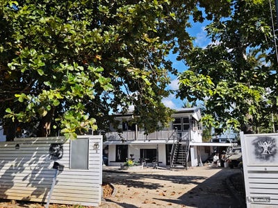 /international/au/8-bay-road-coconuts-qld-151319824/