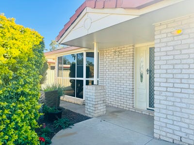 /international/au/11-freeman-street-moranbah-qld-151219480/