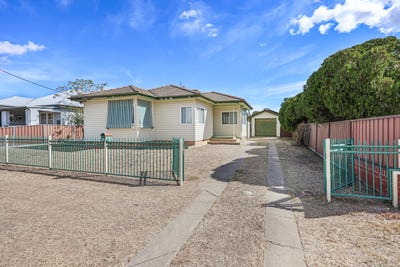 /international/au/6-patricia-avenue-south-tamworth-nsw-151159180/