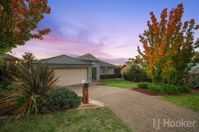 /international/au/11-magnolia-close-jerrabomberra-nsw-151309436/