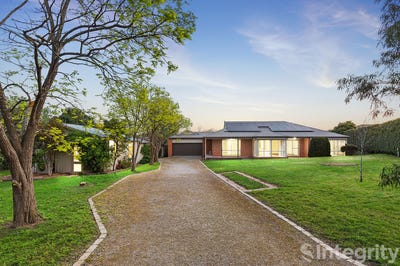 /international/au/11-armstrong-grove-yarra-glen-vic-152462572/