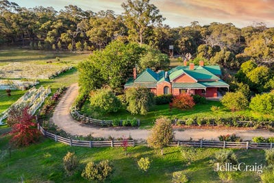 /international/au/186-three-chain-road-walmer-vic-151337588/