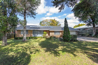 /international/au/222-alderley-street-centenary-heights-qld-151421308/