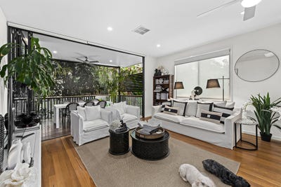 /international/au/8-126-school-road-yeronga-qld-148595620/