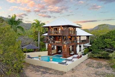 /international/au/20-21-pacific-drive-horseshoe-bay-qld-151539628/