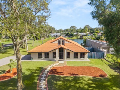 /international/au/8-eagle-beach-parade-dundowran-beach-qld-151522484/