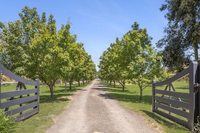 /international/au/12-warncoort-cemetery-road-warncoort-vic-149921816/