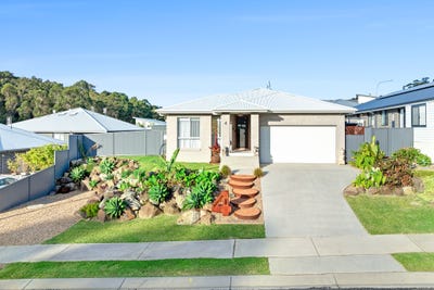 /international/au/4-mckenzies-crescent-malua-bay-nsw-151193008/