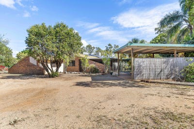 /international/au/20-kythera-rd-emerald-qld-148356152/