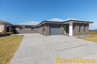/international/au/5-5a-cove-circuit-dubbo-nsw-148621560/