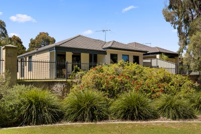 /international/au/19-dardanup-lane-baldivis-wa-152529076/